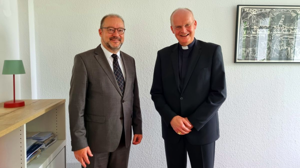 Bischof Dr. Franz-Joseph Overbeck (rechts) und Superintendent Dr. Christof Grote. von EKKLP