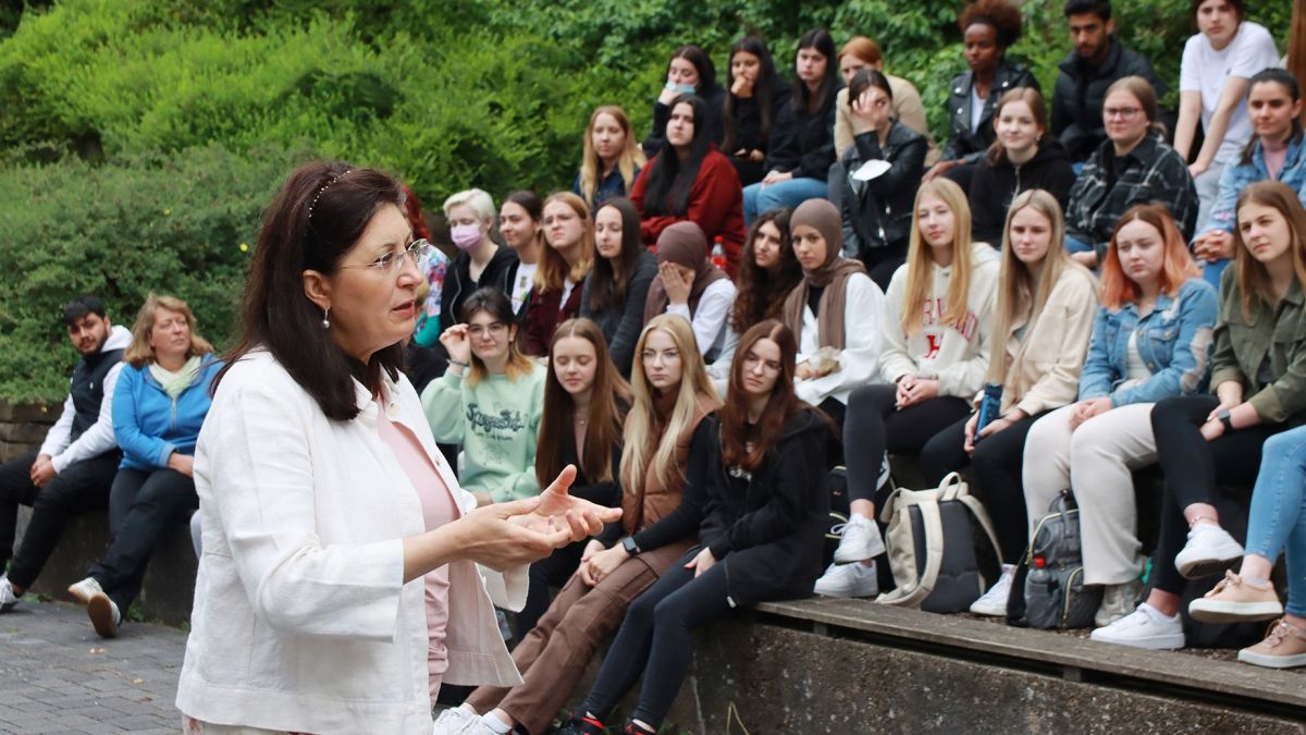 Nezahat Baradari diskutiert mit Schülerinnen und Schülern im Pausenhof des Berufskollegs. von Bundestagsbüro Nezahat Baradari