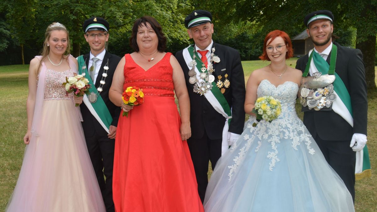 Für das Königspaar Chris Bäcker und Leonie Weischer, das Kaiserpaar Andreas Bäcker und Marese Herrmann und das Jungschützenkönigspaar Dominic Epe und Laura Molly (von rechts) sind die Tage ihrer Regentschaft gezählt. von Nicole Voss