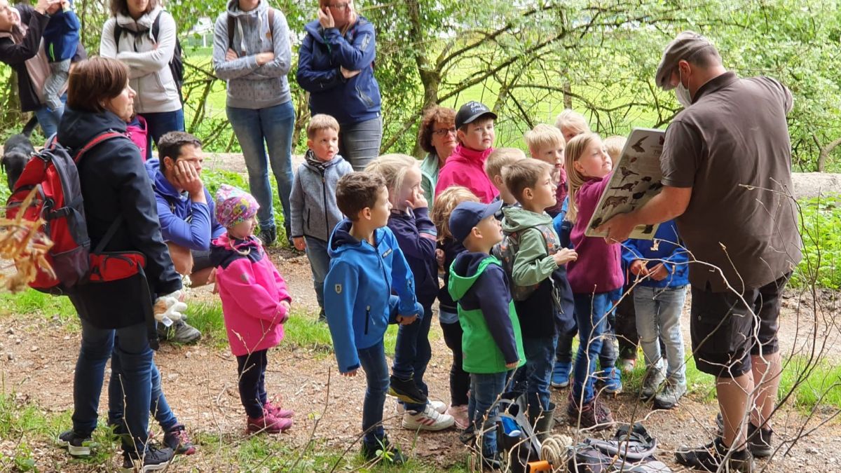 Die Oedinger Kindergartenkinder erkundeten die Natur gemeinsam mit dem Waldpädagogen Marc Decker. von privat