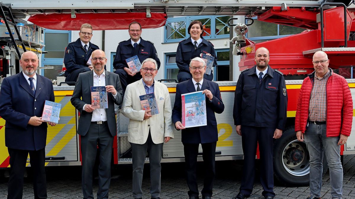 Die Leiter der Feuewehr und der Musikzüge stellten mit den Autoren und Bürgermeister Ulrich Berghof die Chronik zum 125-jährigen Bestehen der Feuerwehr Drolshagen vor. von Rüdiger Kahlke
