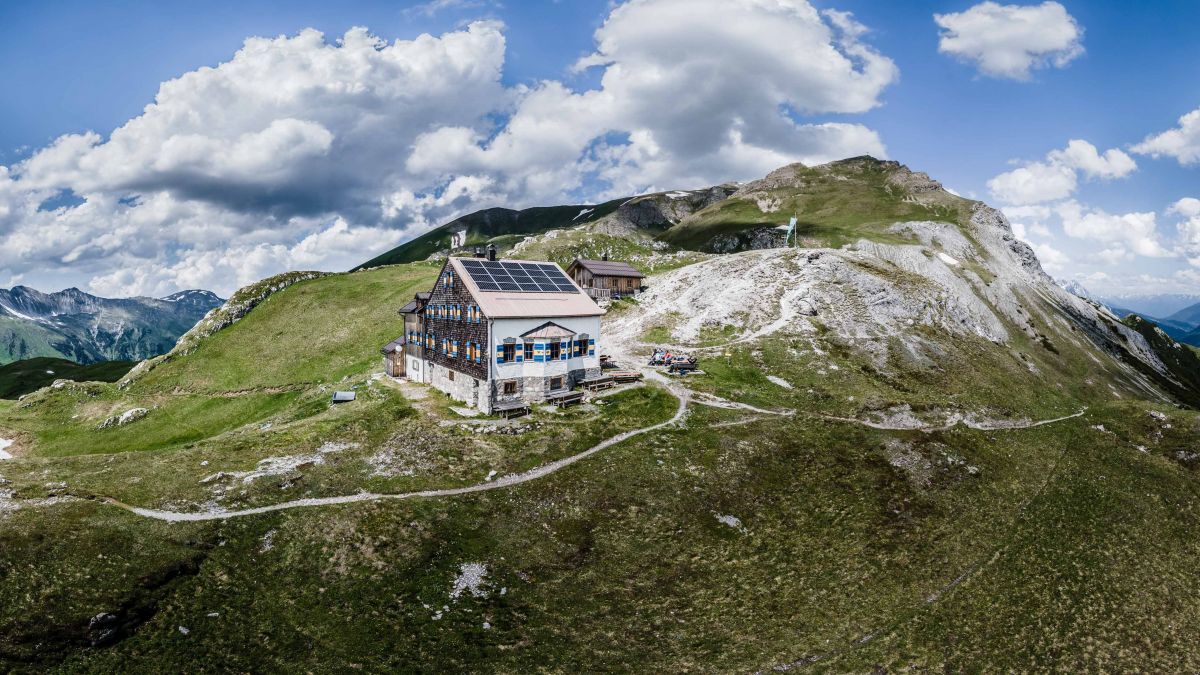 Die Leutkircher Hütte liegt oberhalb von St. Anton in Österreich. von privat