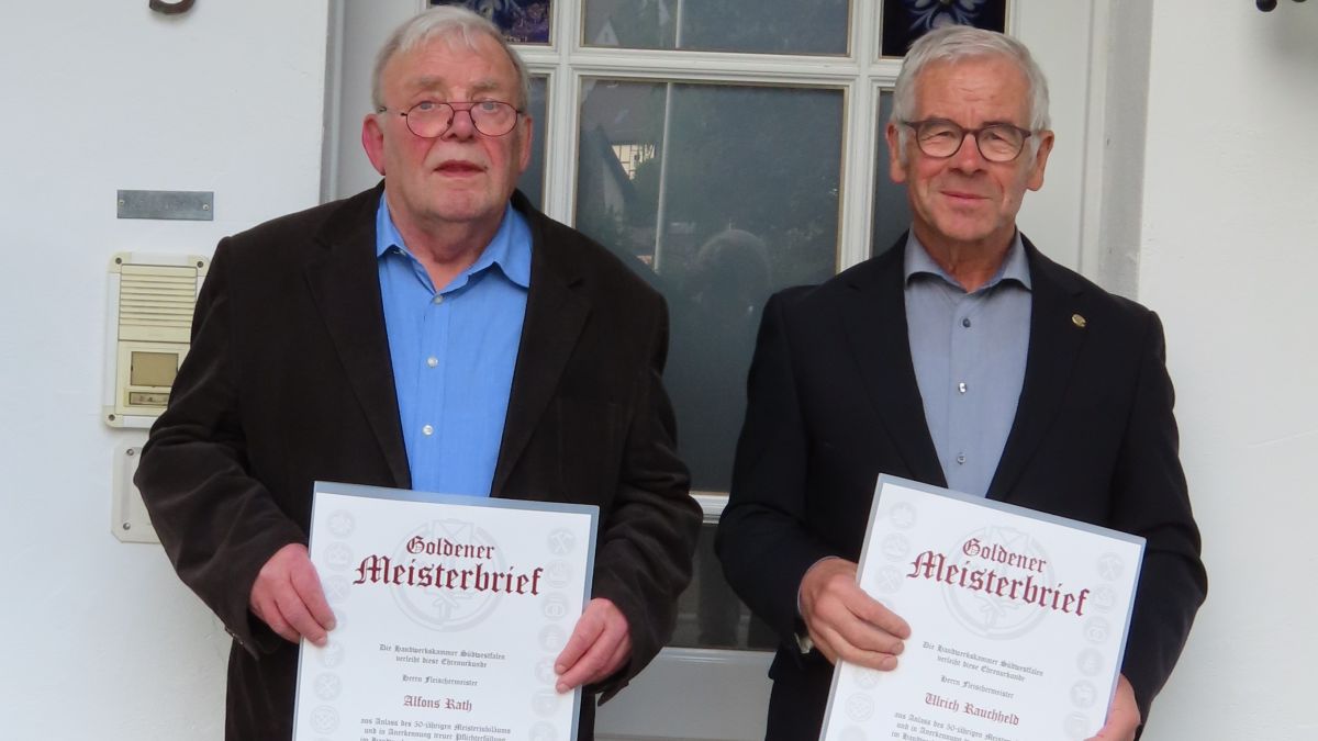 Alfons Rath (l.) und Ulrich Rauchheld mit dem Goldenen Meisterbrief. von privat