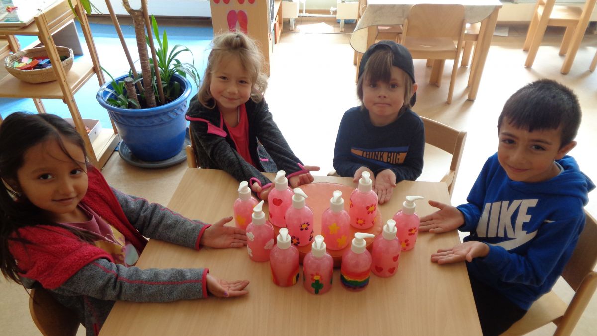 Die Kinder haben Flaschen mit Seife vorbereitet, die sie in der Eingangshalle ihres Kindergartens verkaufen möchten. von privat