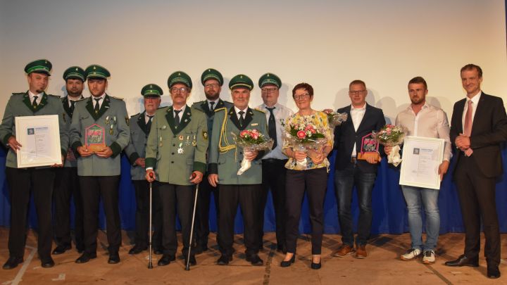Die Gewinner des Heimat-Preises 2021  (von links): der Schützenverein Römershagen, Regina Bongers...