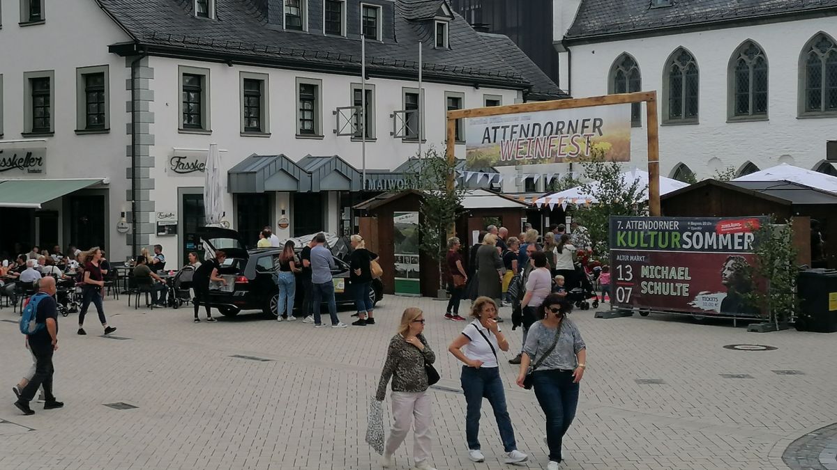 Auf dem Alter Markt findet das Attendorner Weinfest statt. von privat