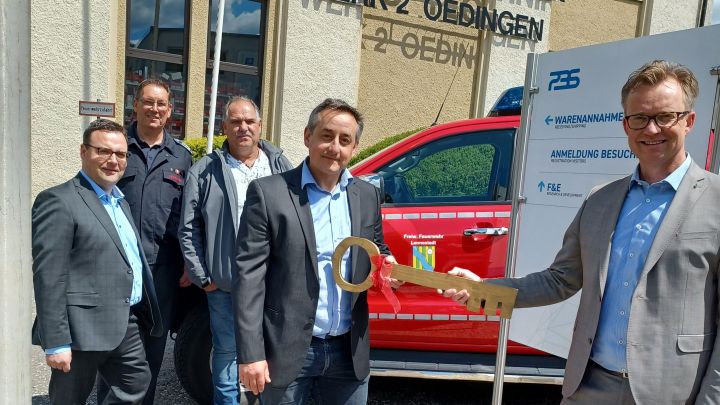 Die Schlüsselübergabe erfolgte jetzt in Oedingen (v.l.): Karsten Schürheck (Beigeordneter Stadt...