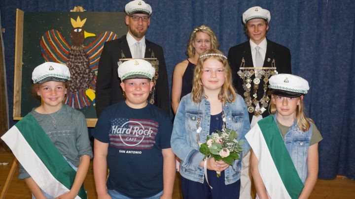 Das Kinderkönigspaar Mathilda Ringbeck mit Linus Ringbeck mit ihren Offizierinnn Mia Hünnekens...