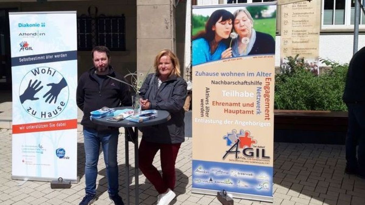 AGIL-Koordinatorin Anne Jahn und Bernd Herweg vom Projekt „Wohl zu Hause“ informierten Besucher auf dem Wochenmarkt über Möglichkeiten, älteren Menschen das Leben zu erleichtern. von dw