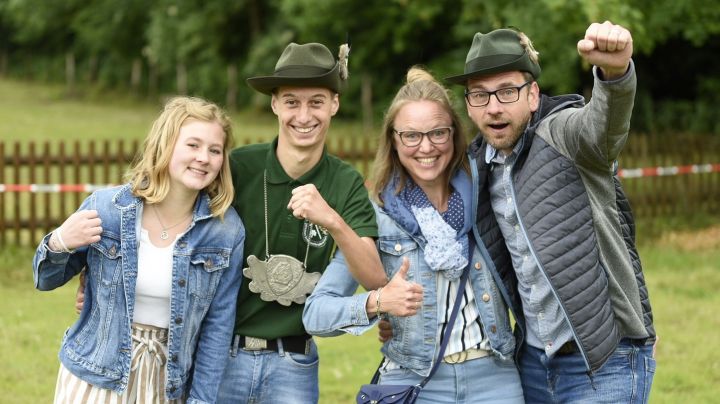 Jubel unter der Serkenroder Vogelstange: Jungschützenkönigspaar Tim Feldmann und Emma Bornemann...