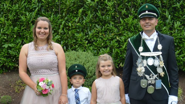 Das Heggener Königspaar im Jahr 2019: Stefan und Alina Heytmanek mit ihren Kindern Lotta und Tom.