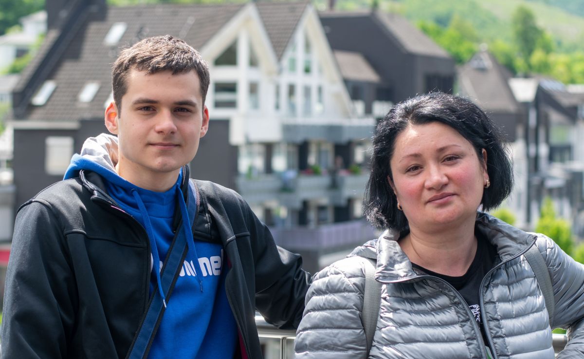 Raisa und Illia aus der Ukraine sind vor einigen Tagen in Lennestadt angekommen. Sie machen sich große Sorgen um Ehemann und Vater Andrej, der in der Ukraine bleiben musste. von privat