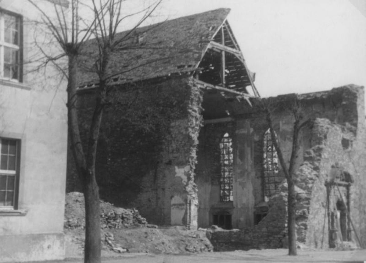 Die zerstörte Fraziskanerkirche. von Theodor Frey sen.