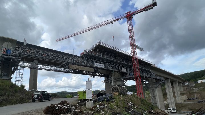 Auf der A 45 nähert sich Überbau des neuen Teilbauwerks der Talbrücke Eisern der Ziellinie.