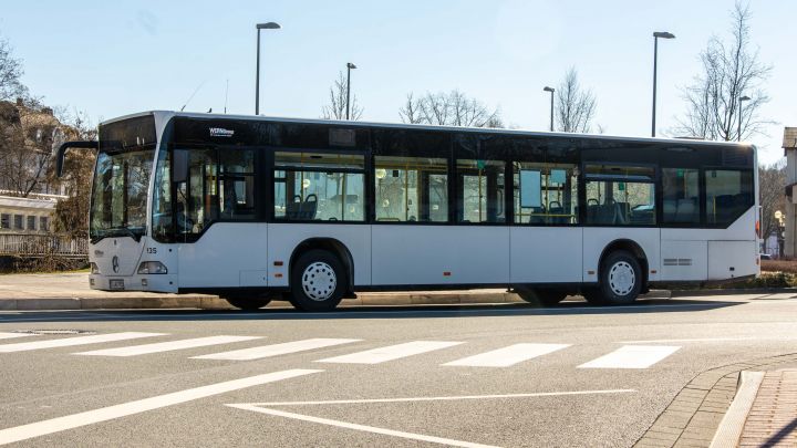 Ein Bus am Olper Bahnhof.