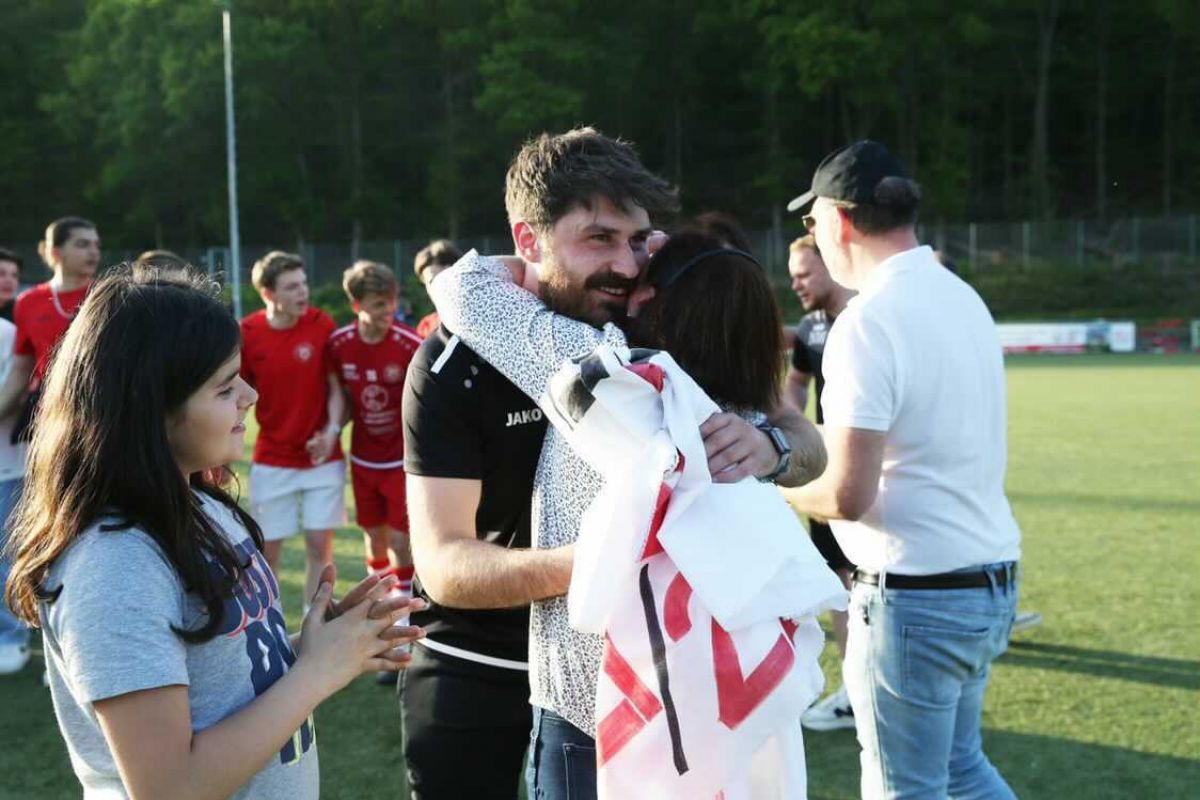 Nach dem Aufstieg nimmt Trainer Gerguri Glückwünsche von seiner Familie entgegen. von privat