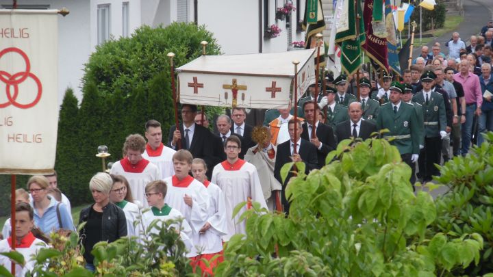 Die Fronleichnams-Prozession findet wieder in Heggen statt.