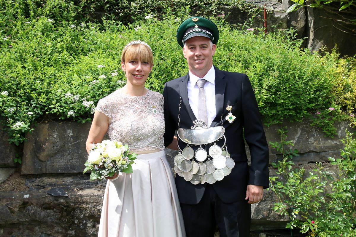 Das Königspaar Volker und Eva Köhler freut sich auch das Altenkleusheimer Schützenfest. von privat
