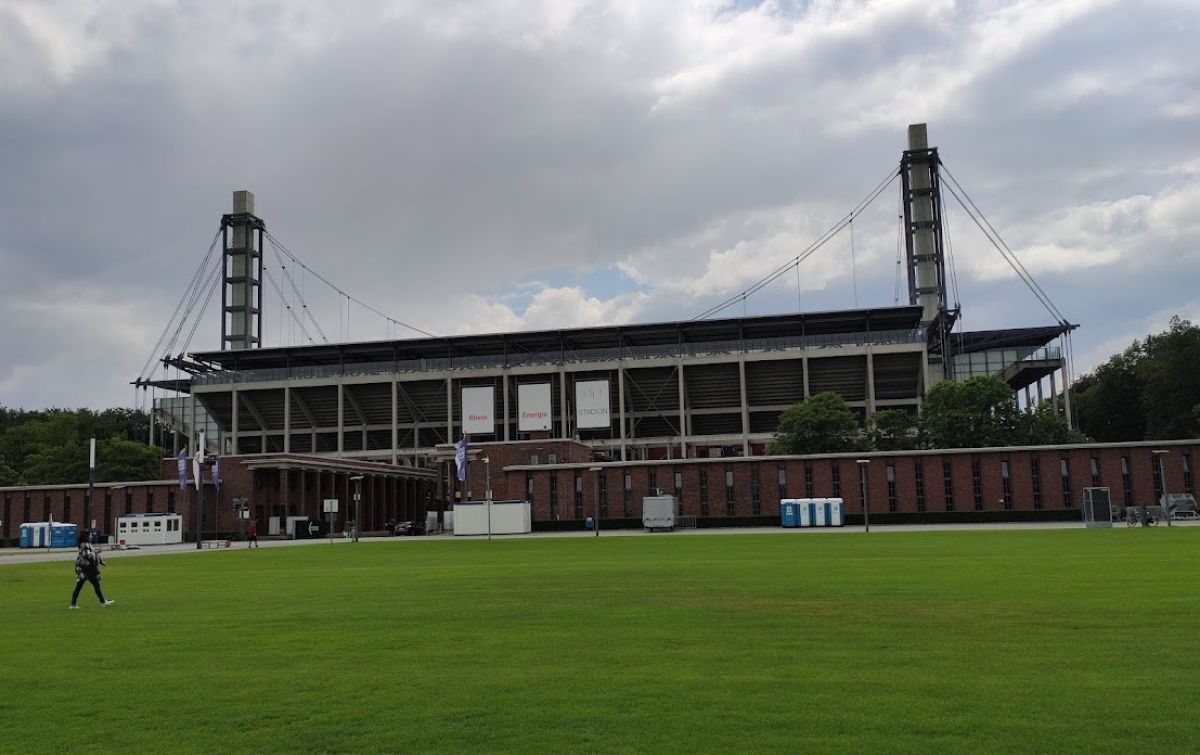 Das Rhein-Energie-Stadion, die Spielstätte des 1. FC Köln. von Adam Fox