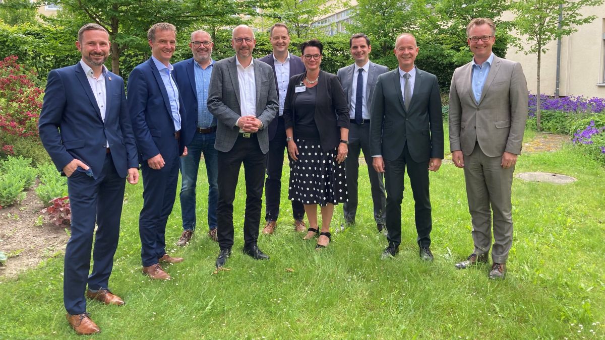 Der derzeitige Vorstand des Vereins Klimaagentur besteht aus dem Landrat Theo Melcher sowie den Bürgermeistern im Kreis Olpe. In der Mitte: Meike Menn. von privat