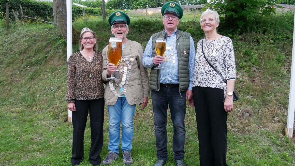 In Milchenbach wird das neue Kaiser- und Königspaar gefeiert (v.l.): das Königspaar Marianne und Siegfried Tröster und das neue Kaiserpaar Karl-Heinz und Irmgard Winkelmann. von Celine Kebben