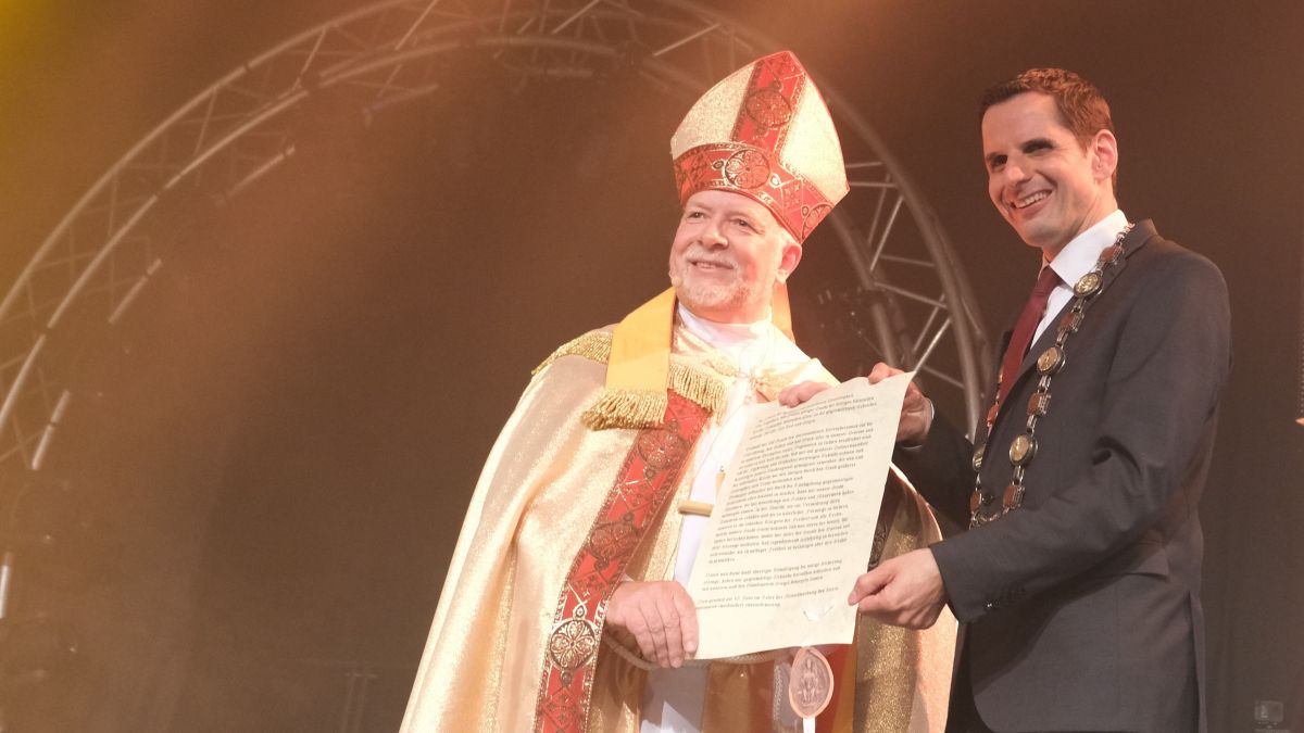 Erzbischof Engelbert von Köln verlieh in einem symbolischen Akt im Rahmen des 800-jährigen Stadtjubiläums Bürgermeister Christian Pospischil noch einmal die Stadtrechte. von Adam Fox