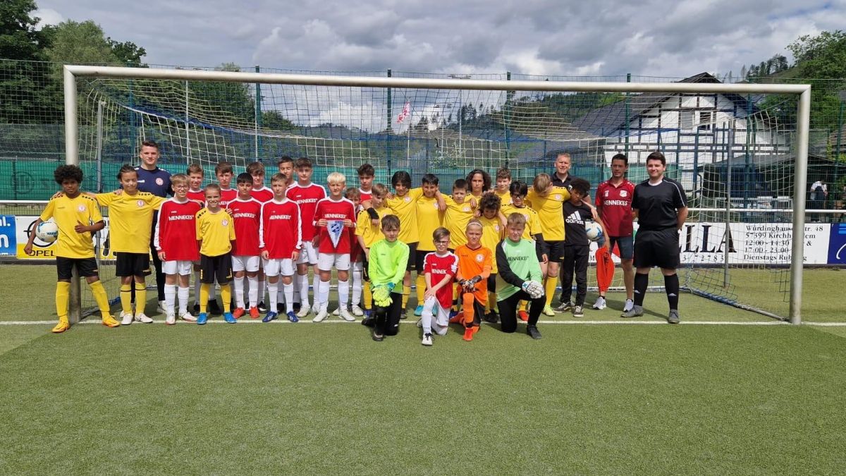 Die D-Jugend vom FCK begrüßte die Mannschaft aus Köln. von privat