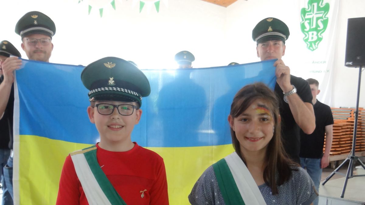 Als Zeichen der Solidarität und der Nationalität des neuen Kinderkönigs ist die ukrainische Fahne hinter dem Kinderkönigspaar Andrej Savchenko und Mia Beyoglu drapiert. von privat