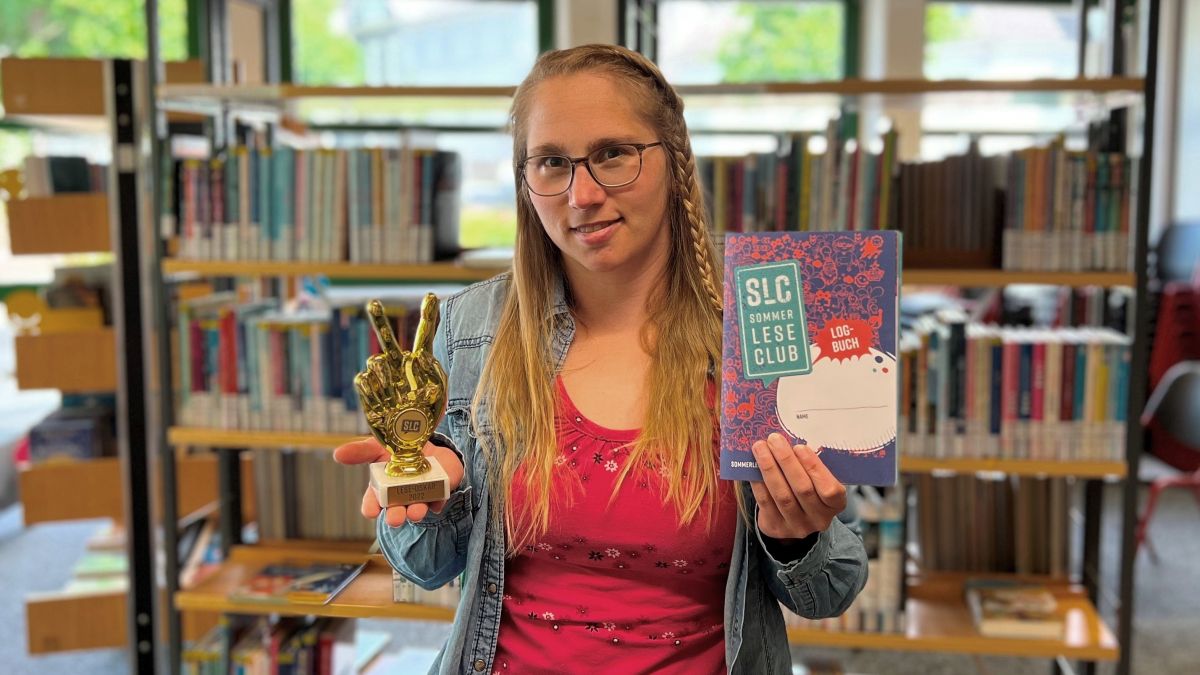 Büchereimitarbeiterin Anja Drilling mit dem Lese-Oskar und dem Logbuch. von privat