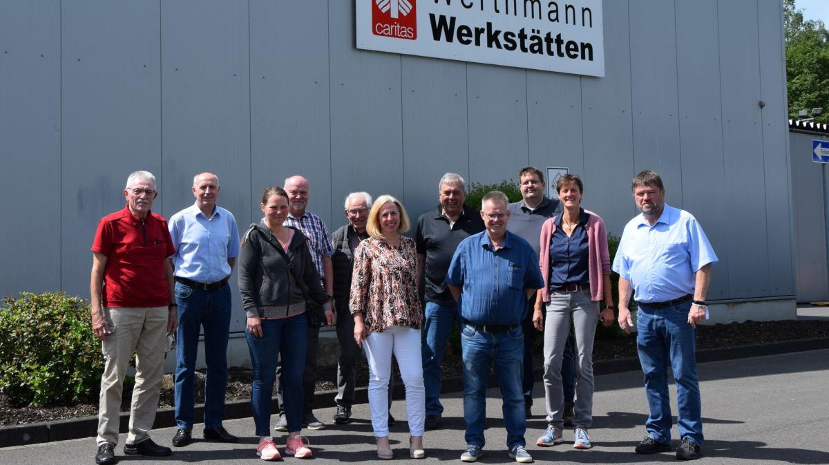 Im Rahmen der Informationsgespräche „vor Ort“ besuchten die Lennestädter Christdemokraten die Werthmann-Werkstätten in Meggen. Mit im Bild die Leiterin Susanne Rüenauver (2.v.r.). von privat
