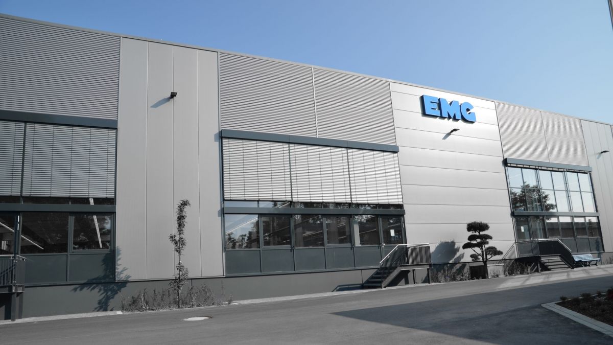 Die neue Halle von EMG. 50 neue Mitarbeiter hat das Wendener Unternehmen eingestellt. von EMG Automation GmbH