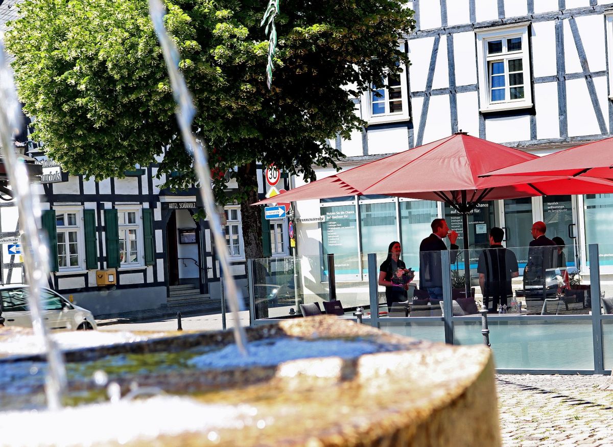 Eine Belebung des Marktes erhofft sich Bürgermeister Ulrich Berghof durch die neue Außengastronomie. von Rüdiger Kahlke