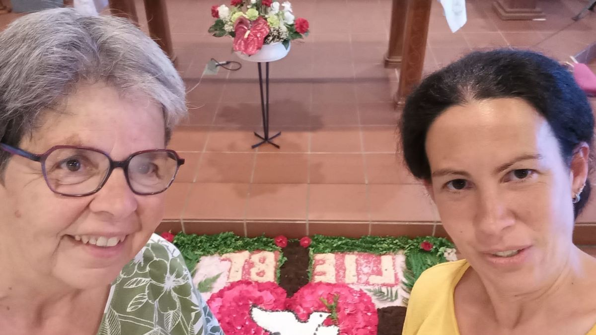 Annette Heuel und ihre Tochter Melanie Koopmann haben anlässlich Fronleichnams im Attendorner Seniorenzentrum St. Liborius einen Blumenaltar vorbereitet. von privat