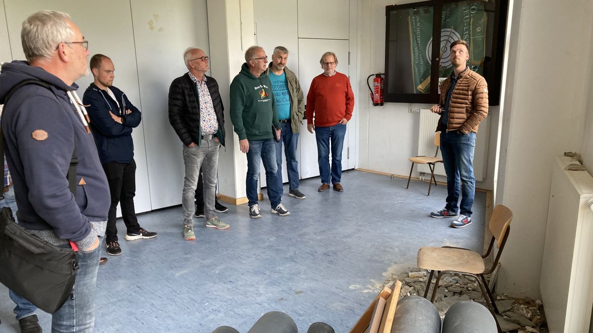 Die Attendorner SPD-Fraktion machte sich ein Bild von der Neu-Listernohler Mehrzweckhalle. von privat