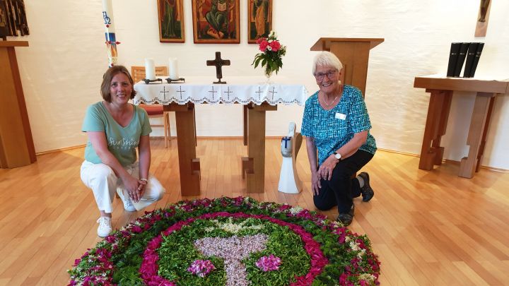 Doris Kennemann und Wilma Hömberg gestalten den Blumenteppich.