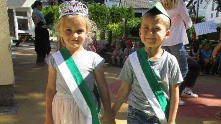 Anni und Jona, das neue Kinderkönigspaar des Familienzentrums St. Severinus Wenden.