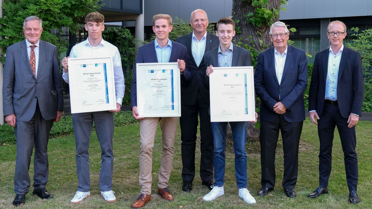 Felix G. Hensel, Klaus Vetter, Marc Decker und Thomas Paar gratulieren den Preisträgern Justus Lorenz Bölck (2. Platz), Johannes Quast (1. Platz) und Max Henrichs (3. Platz). von IHK Siegen