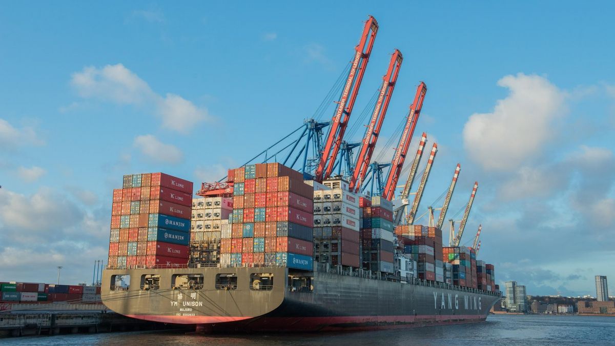 Unter anderem wegen der rigorosen Null-Covid-Politik Chinas und der damit verbundenen ungelöschten Containerschiffe in Shanghai  sind die Preise für Material und Vorprodukte rapide gestiegen. von Pixabay
