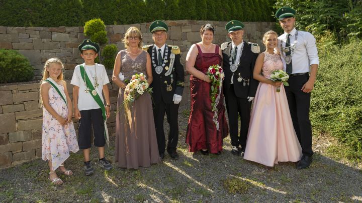 Die Majestäten 2019 (v.l.n.r.) Kinderkönigspaar Fynn Tieste und Lea Traut, das Kaiserpaar...
