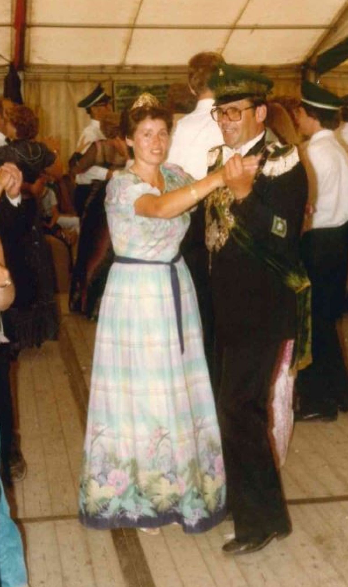 Ehrenbrudermeister Heinz Hermann Müller im Jahr 1982 beim Königstanz mit seiner verstorbenen Frau Doris. von privat
