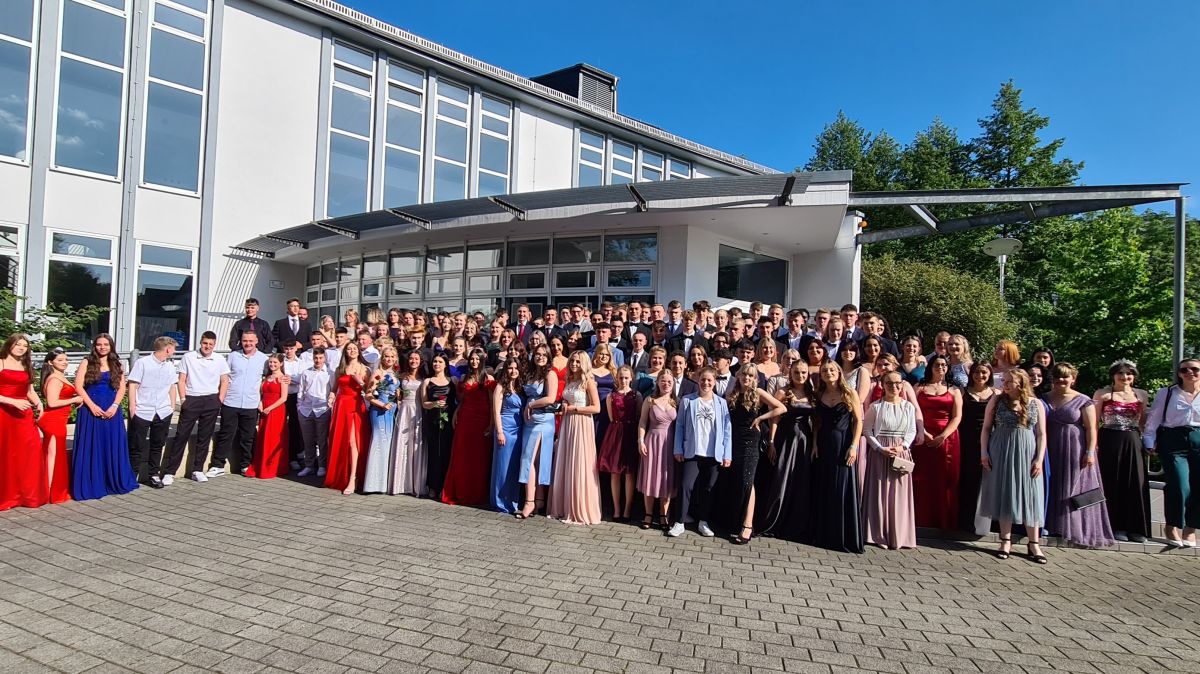 157 Schüler der Sekundarschule Olpe-Drolshagen wurden jetzt in der Olper Stadthalle verabschiedet. von privat