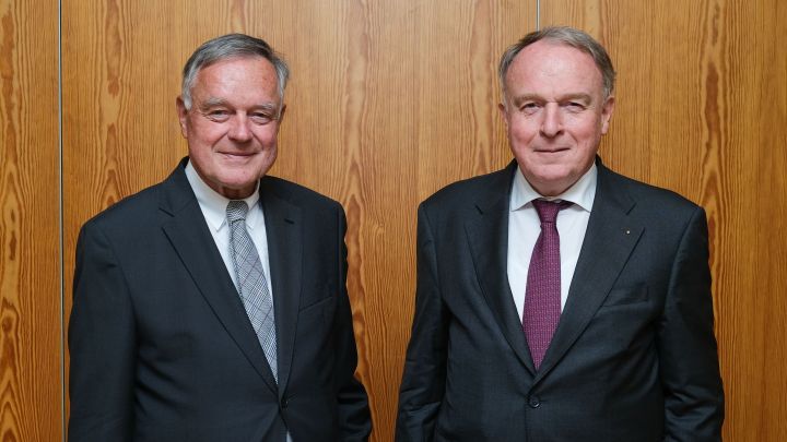 Walter Viegener (links) beerbt Felix G. Hensel als IHK-Präsident