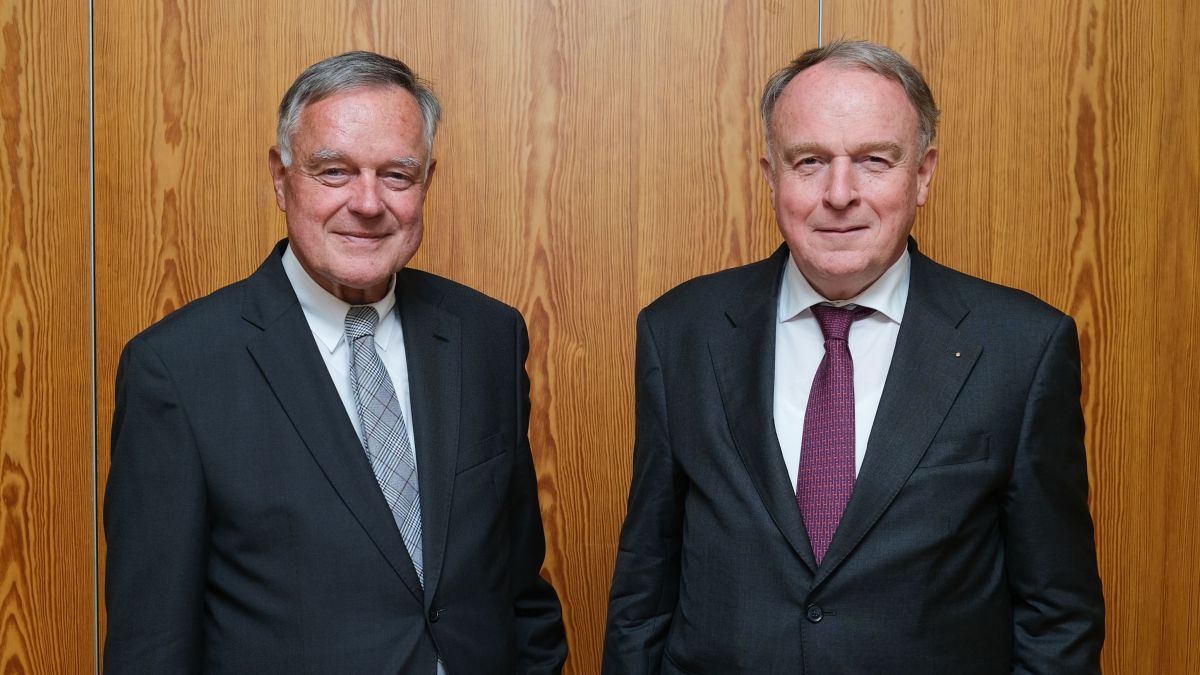 Walter Viegener (links) beerbt Felix G. Hensel als IHK-Präsident von IHK Siegen