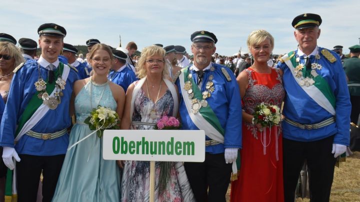 Die Majestäten des Schützenvereins Oberhundem, das Kaiserpaar Andreas und Walli Schmelter, das...