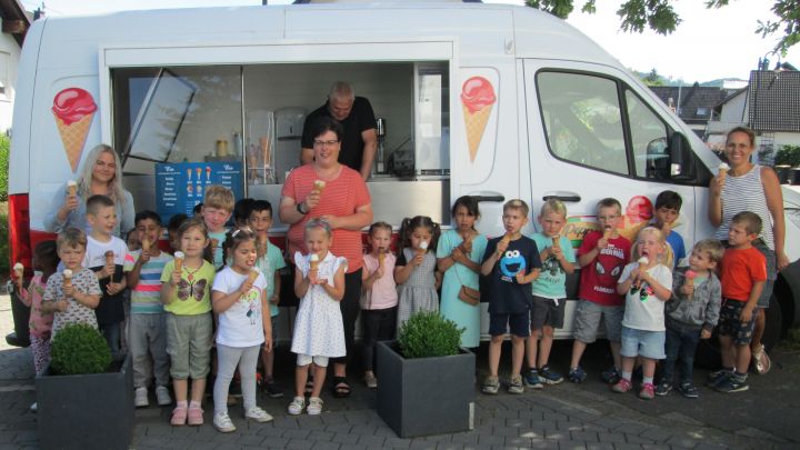 Eine tolle Überraschung vom Förderverein: Der Eiswagen war zu Besuch am Kindergarten in Maumke.