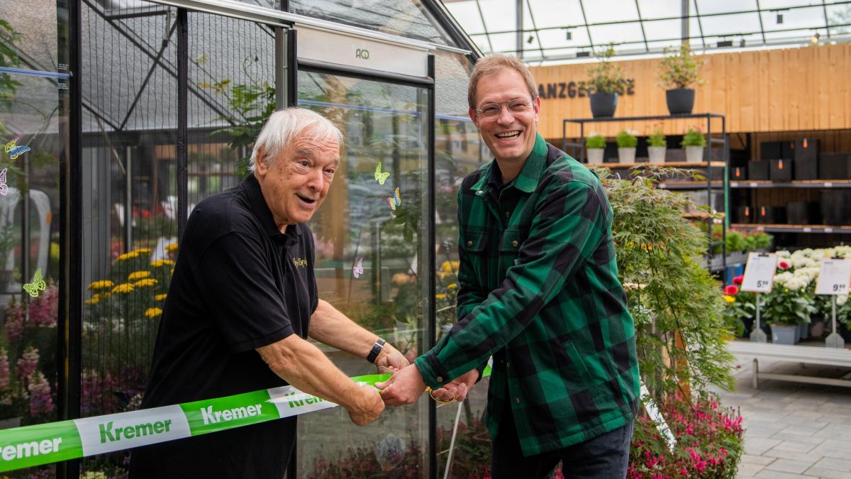 Marc de Roche, oder auch „Papa Papillon“ genannt (li.), und Geschäftsführer Alexander Kremer haben das Schmetterlingshaus am Freitagmittag eröffnet. von Tine Schmidt