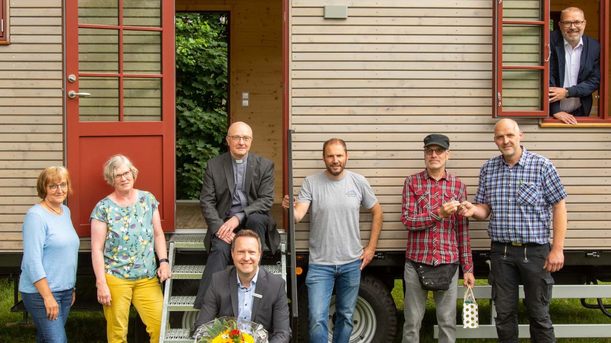 Finnentrop: Mobiler Bauwagen im Stil des Lokschuppens eingeweiht
