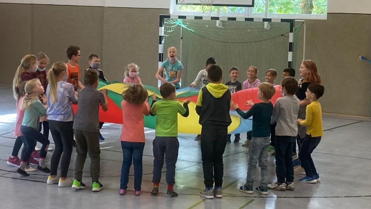 An der Heinsberger Grundschule gab es jetzt zum ersten Mal eine Starterklasse. In der Turnhalle lernten sich die künftigen Erstklässler und ihre Paten beim Spielen richtig kennen. von privat