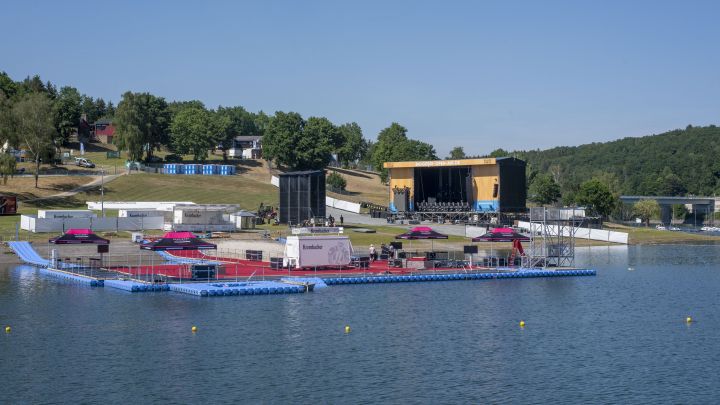 Das Veranstaltungsgelände des Biggesee Open Air aus dem Wasser betrachtet.
