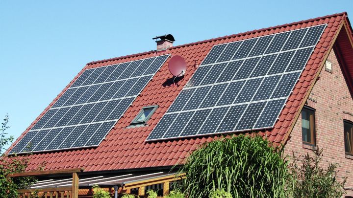 Photovoltaikanlagen sind schon auf zahlreichen heimischen Dächern zu finden.